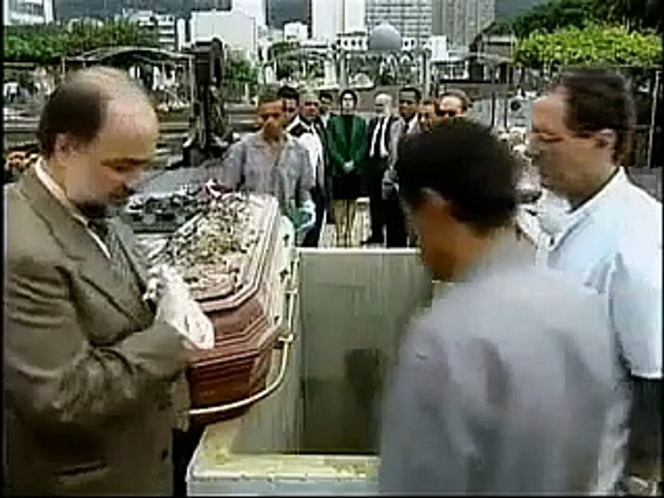 Novela Suave Veneno (1999) - A exumação do corpo de Clarice