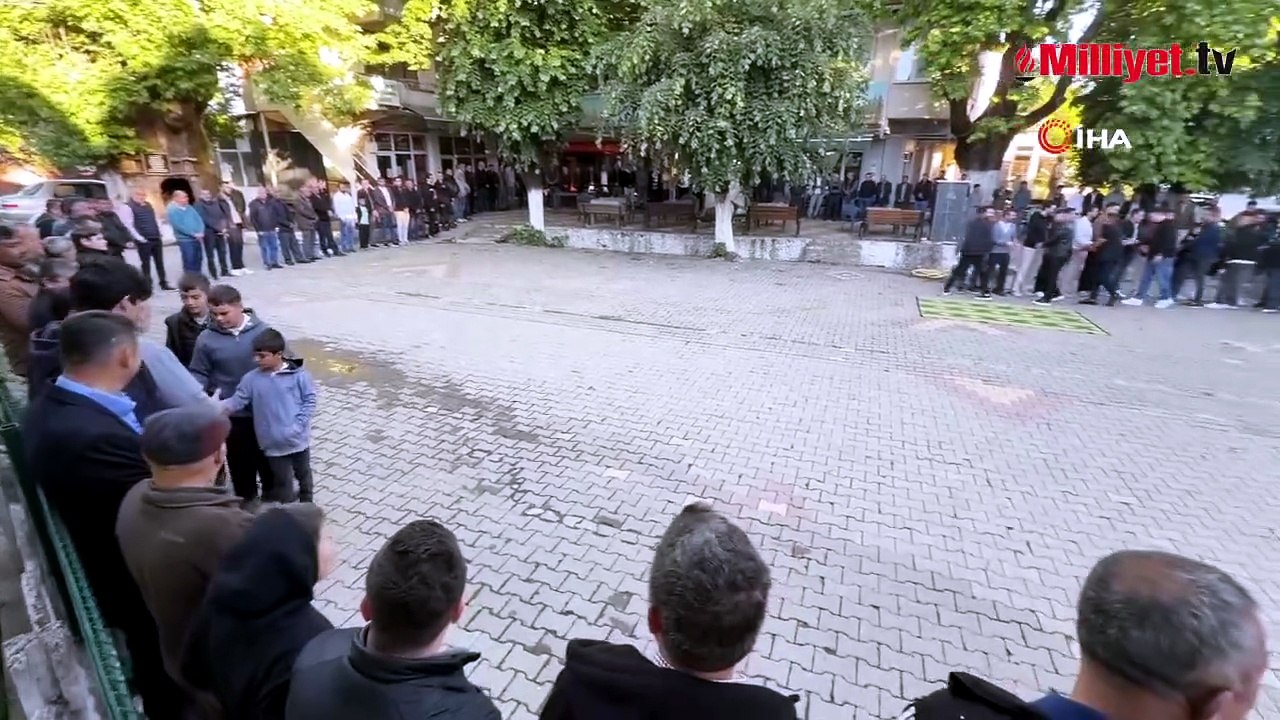Köy meydanında insan zinciri! Çanakkale'de asırlık gelenek bir kez daha yaşatıldı