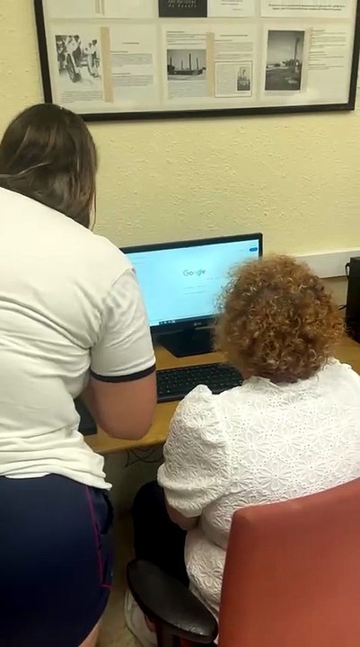 El colegio de Tenerife que ayuda a los mayores a desenvolverse mejor con sus móviles