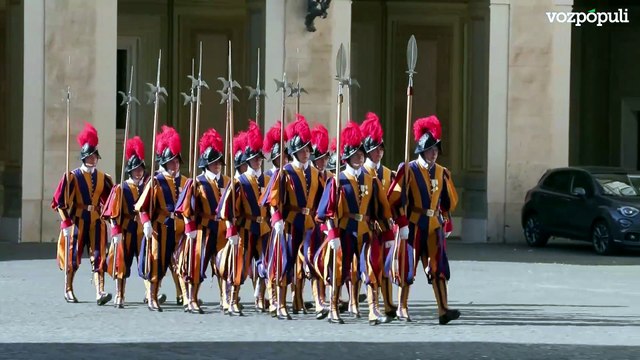 Pedro Sánchez llega al Vaticano para reunirse con el papa León XIV