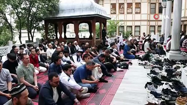 Tokyo Camii’nde tarihi kalabalık! Bayram namazı 3 kez kılındı