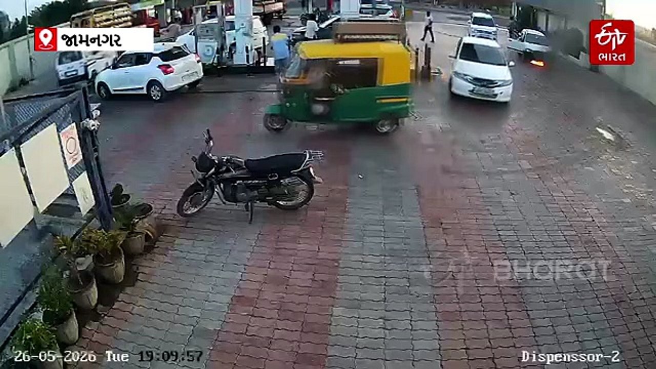જામનગર નજીક CNG પંપ પર કારમાં ભીષણ આગ: પંપ સ્ટાફની સતર્કતાથી મોટી હોનારત ટળી, CCTV આવ્યા સામે