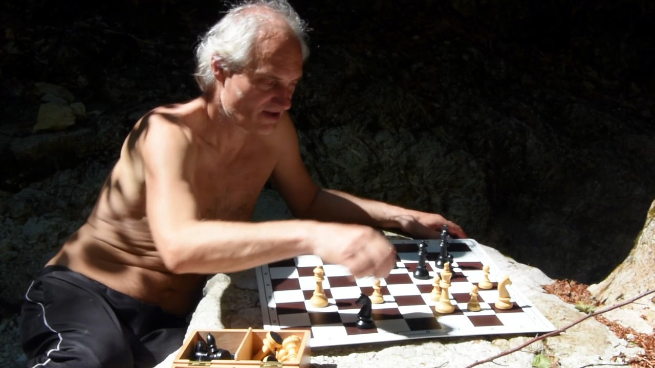 Short chess study by Pavel Arestov