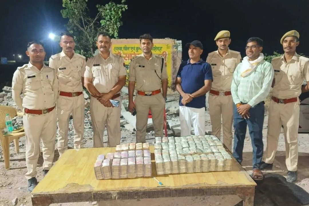 कार में मिले 2 करोड़ 24 लाख रुपए नकद
