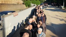 Mahallede 60 yıllık gelenek; bayramlaşma kuyruğu 1 kilometreyi geçti