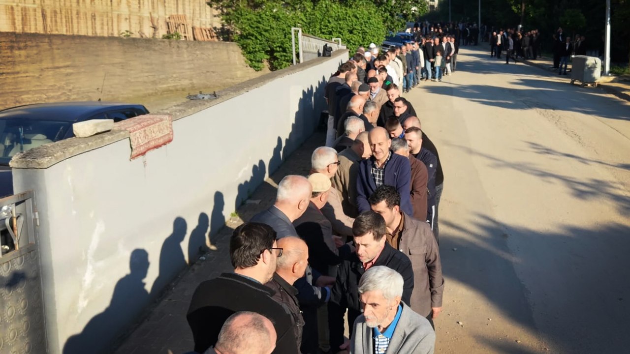Mahallede 60 yıllık gelenek; bayramlaşma kuyruğu 1 kilometreyi geçti