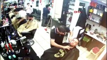 Kurbanlık boğa kuaför salonuna daldı!