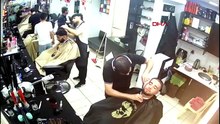 Kaçan kurbanlık boğa kuaför salonuna girdi, ortalık savaş alanına döndü!