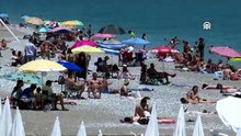 Antalya sahillerinde Kurban Bayramı'nın ilk gününde yoğunluk yaşanıyor