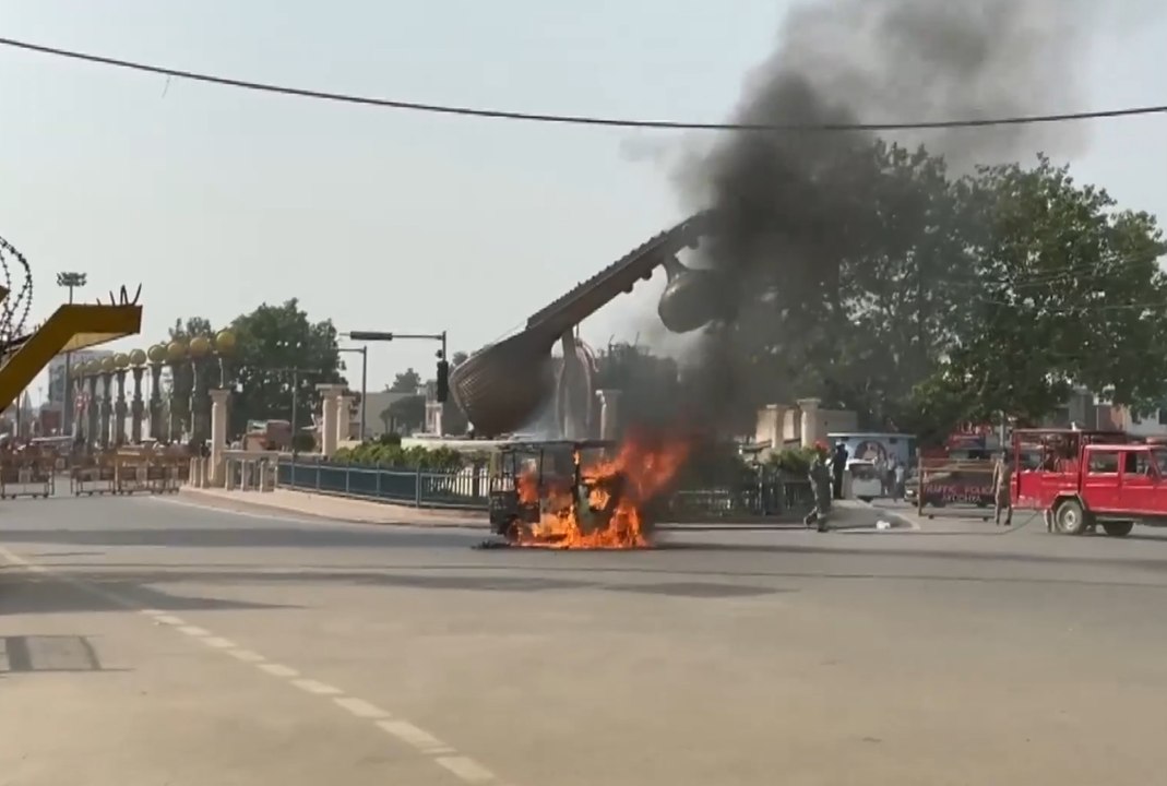 Ayodhya Shock! CNG Auto Bursts Into Flames, Devotees Escape | WATCH