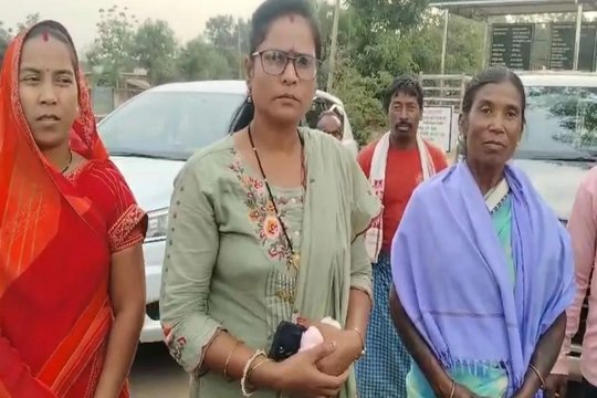 विधायक की चचेरी बहन से बद्तमीजी पर समर्थकों ने की नायब तहसीलदार की पिटाई, बीच सडक़ कपड़े भी फाड़े