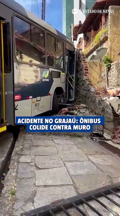 Ônibus perde controle e atinge muro no Grajaú
