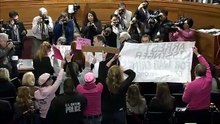 John McCain tilda a los manifestantes pacifistas de "escoria despreciable" durante el testimonio de Henry Kissinger