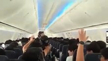 Des passagers s'amusent au milieu de forte turbulances