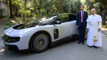 Así ha sido la presentación del Ferrari Luce 100% eléctrico junto con el Papa León XIV