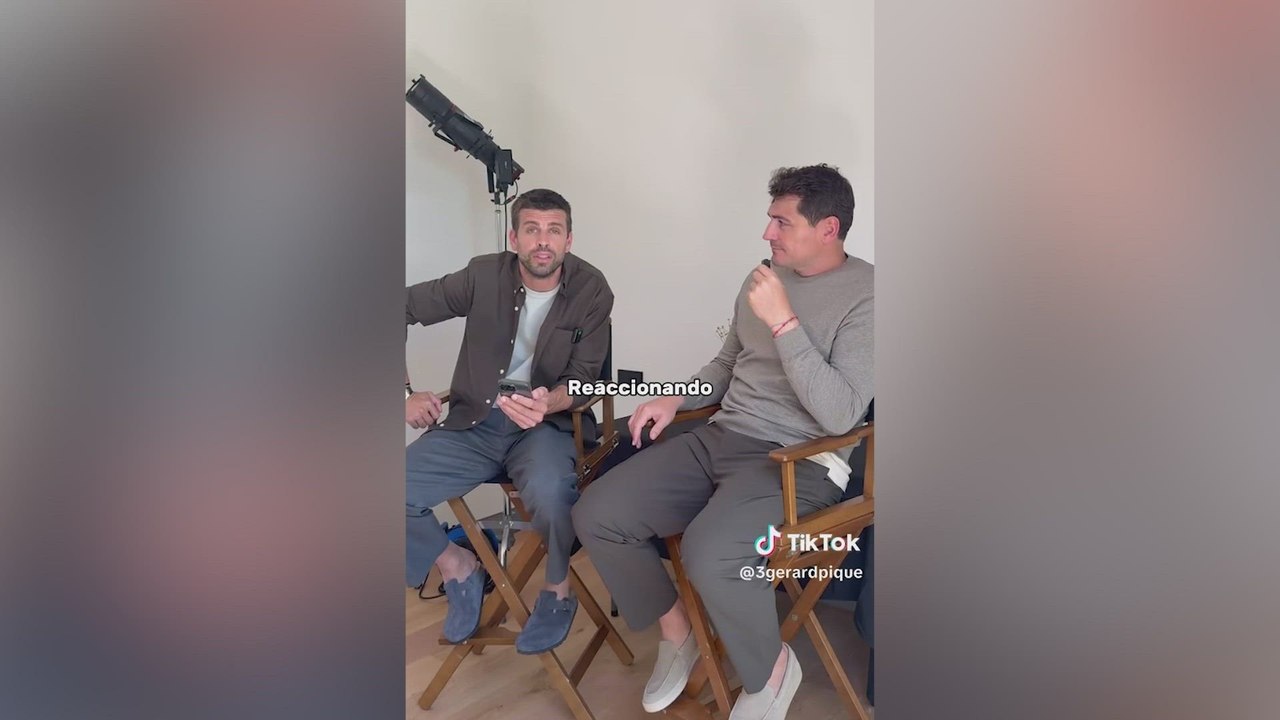La reacción de Piqué cuando Casillas le pregunta si va con la Selección y le grita un Viva España