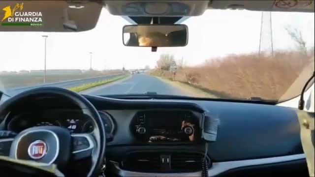 Scoperta una discarica abusiva di 4mila metri quadri in Polesine: fra i rifiuti anche barche, auto e bombole di gas