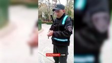 Un artista fue demorado por pintar los pañuelos blancos de las Madres de Plaza de Mayo