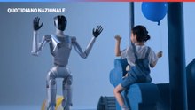 Luna interagisce con una bambina