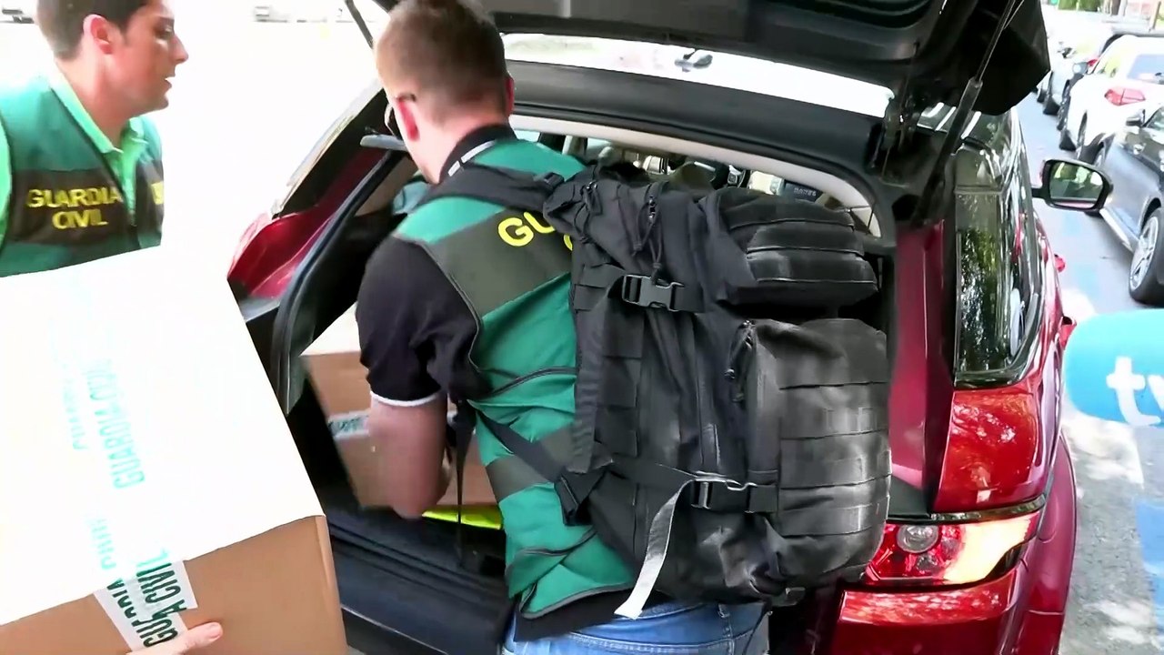 Agentes de la UCO salen con cajas del despacho de Zarrías en Madrid