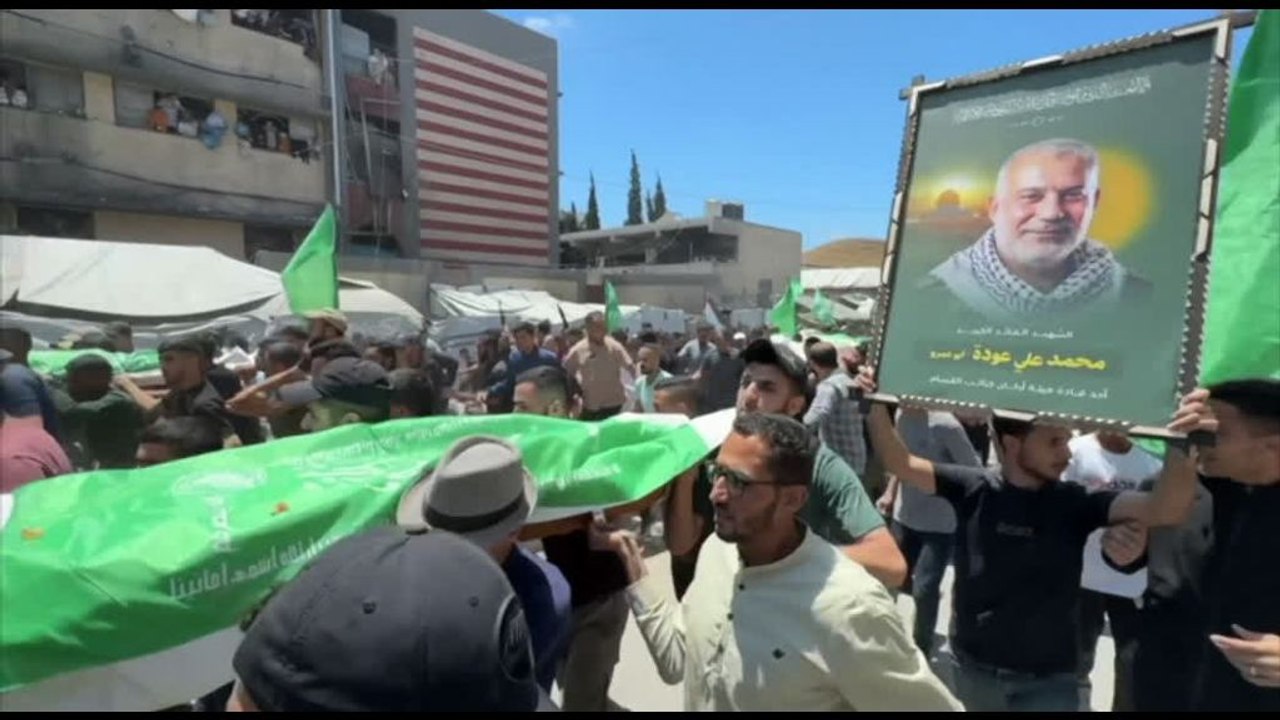 Gaza, in migliaia ai funerali del leader di Hamas ucciso in un raid