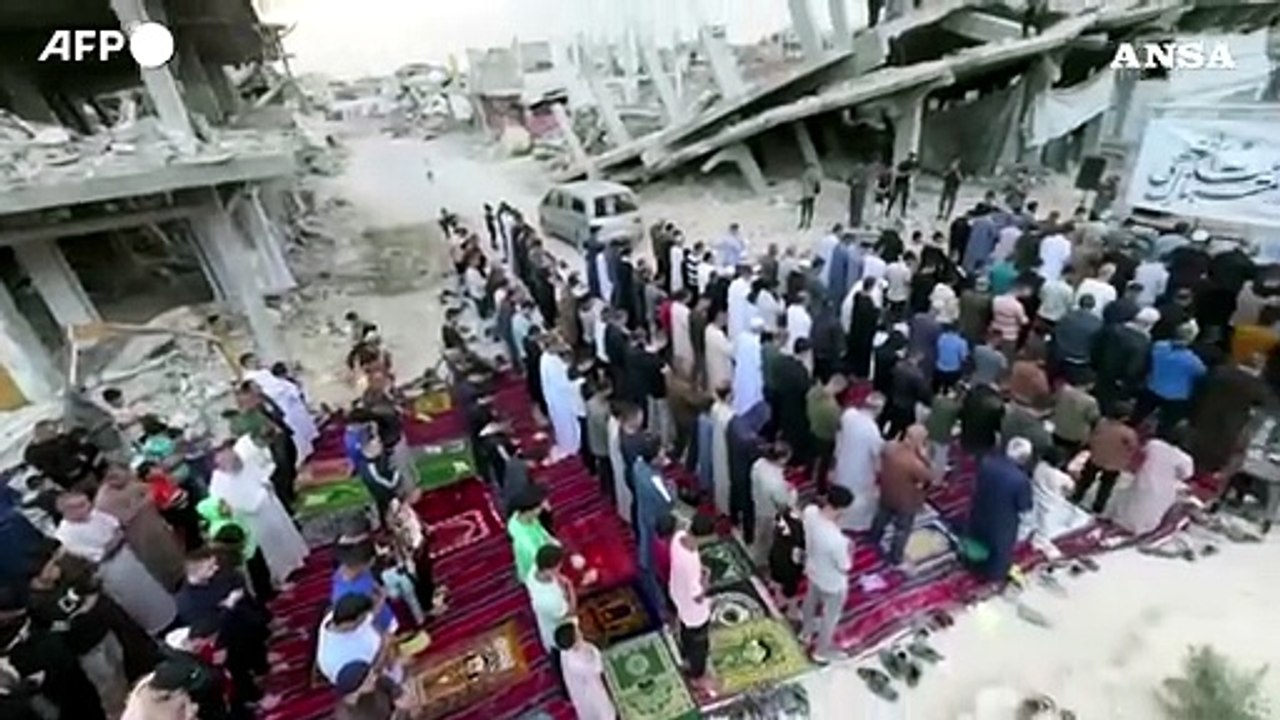 Gaza, l'Eid al-Adha si celebra in mezzo alle macerie