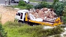 VÍDEO: Caçamba descarrega entulhos de forma irregular em terreno perto de shopping famoso de Salvador
