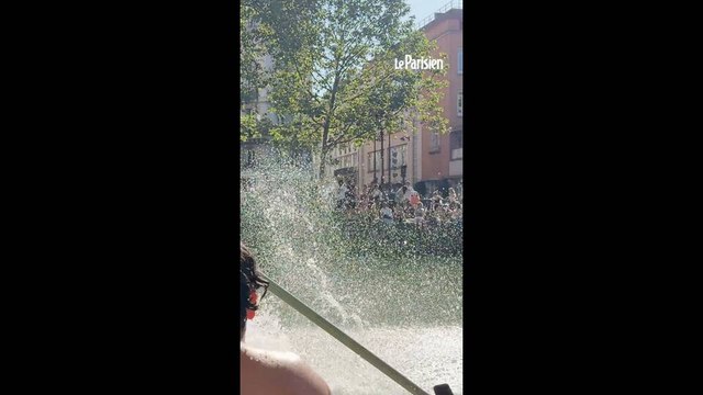 Paris : les baigneurs défient la police au canal Saint-Martin