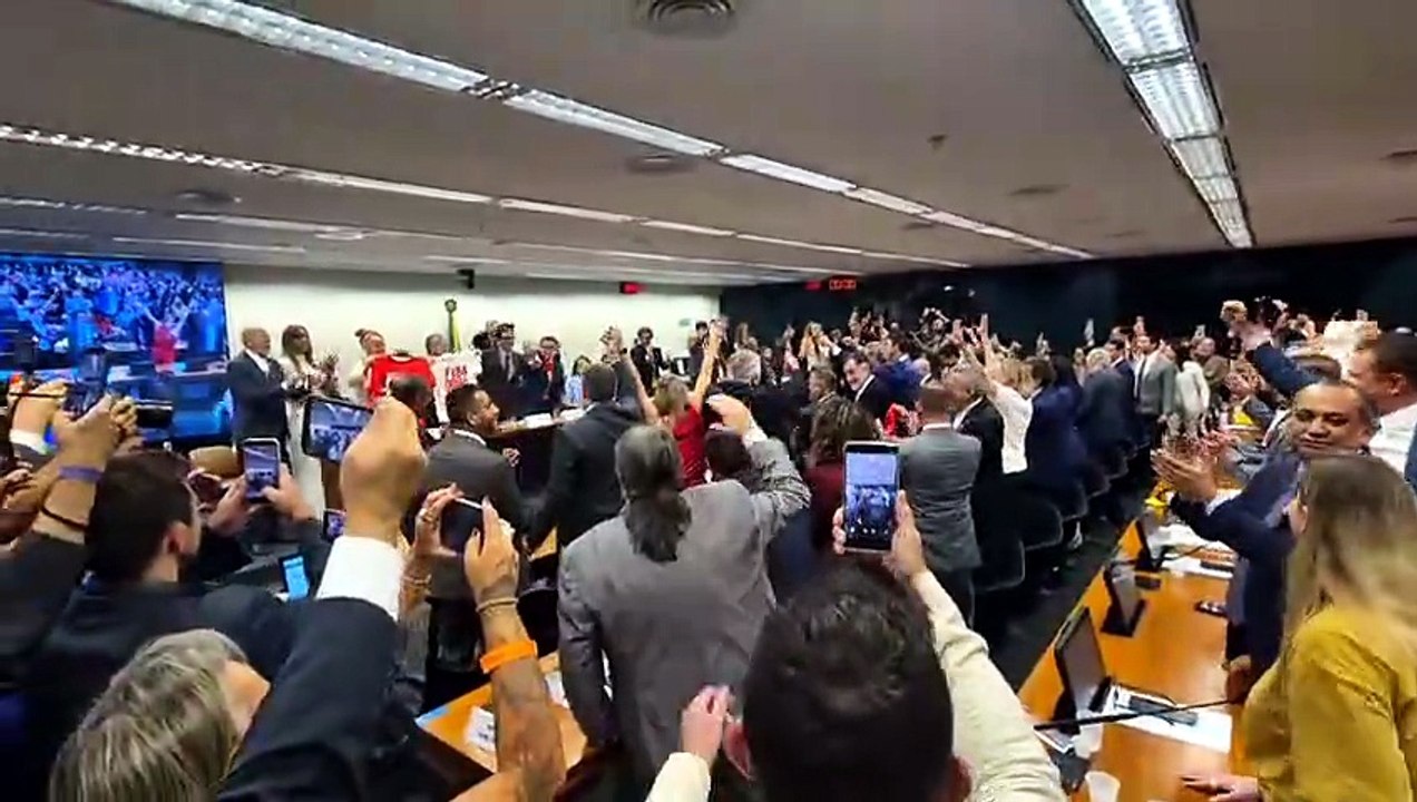 URGENTE: Relatório do fim da escala 6x1 é aprovado em comissão