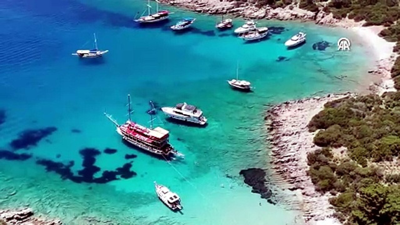 Tatilciler Ege'ye akın etti: Bodrum koylarında tekne akını