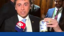 Nikolas Ferreira divide tela com Óleo de Peroba durante entrevista