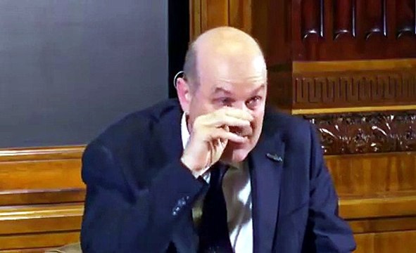 El llanto y la emoción de Sturzenegger en Viena por el regreso de los jóvenes a la Argentina CORTO