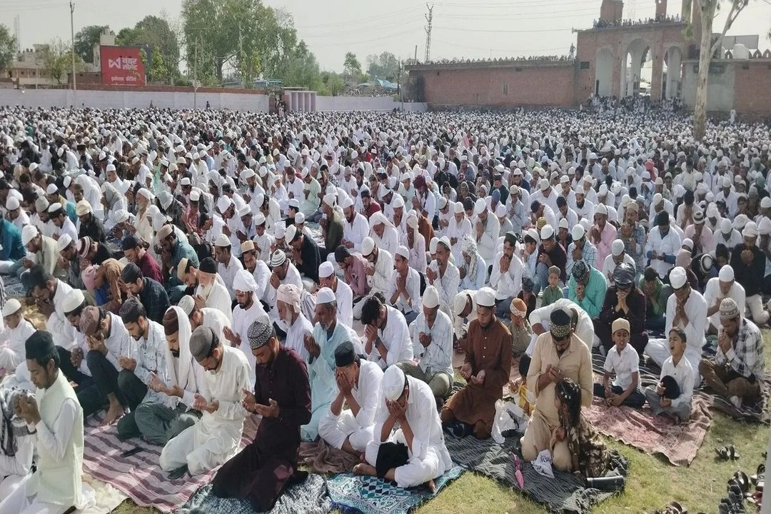ईदुलजुहा का उल्लास: ईदगाहों व मस्जिदों से लेकर सडक तक बैठ अदा की नमाज