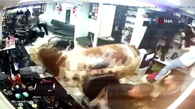 İstanbul'da kaçan boğa bir berberi birbirine kattı! Berber ve müşteri de ne yapacağını şaşırdı!