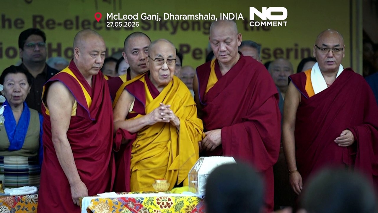 Dalai Lama bei Vereidigung der tibetischen Exilregierung in Indien
