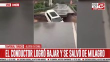 Temporal trágico: puente colapsa y termina arrastrando un automóvil