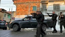 Homem que usava oficina mecânica para esconder armas é preso durante operação em Salvador; assista