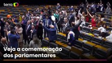 Veja a festa dos deputados após a aprovação do fim da escala 6x1 na Câmara