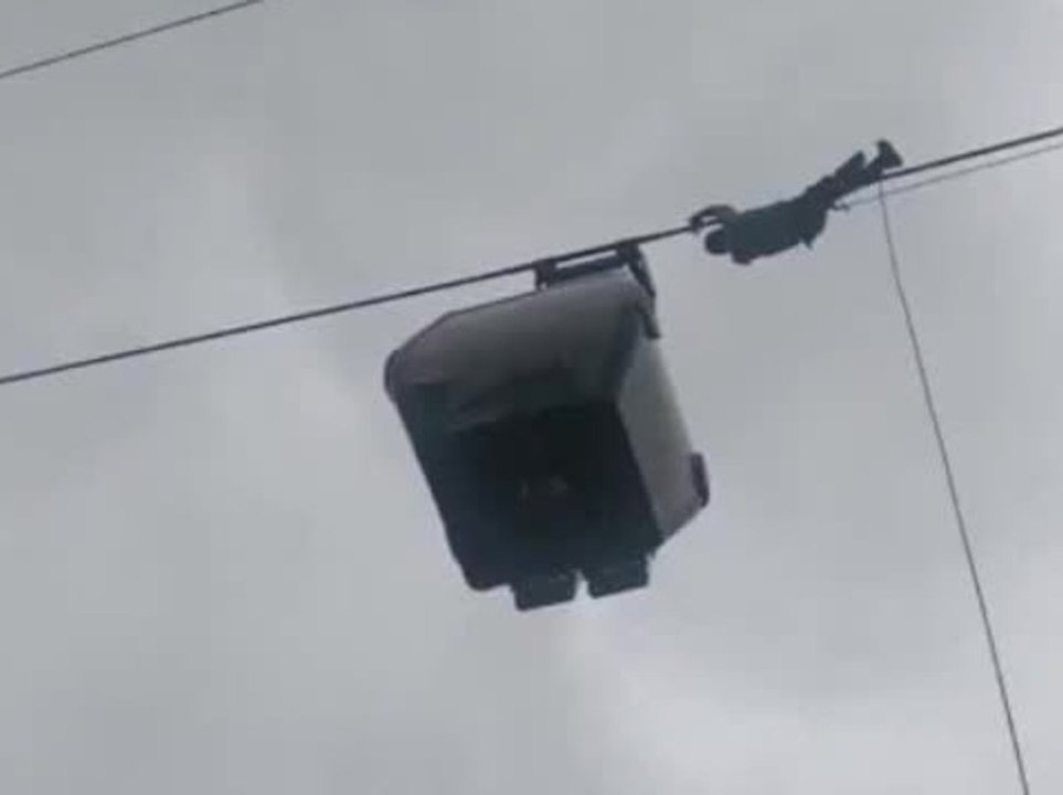 Über 300 touristen aus seilbahn gerettet