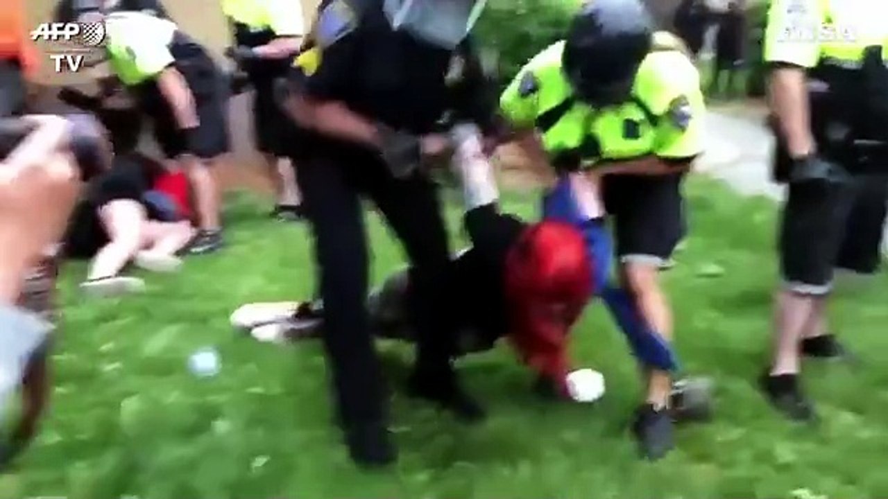 George Floyd, manifestazione a Boston: polizia interviene con la forza
