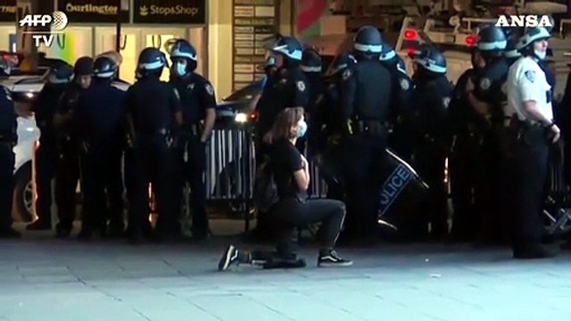 Proteste Usa, donna si inginocchia davanti alla polizia di New York