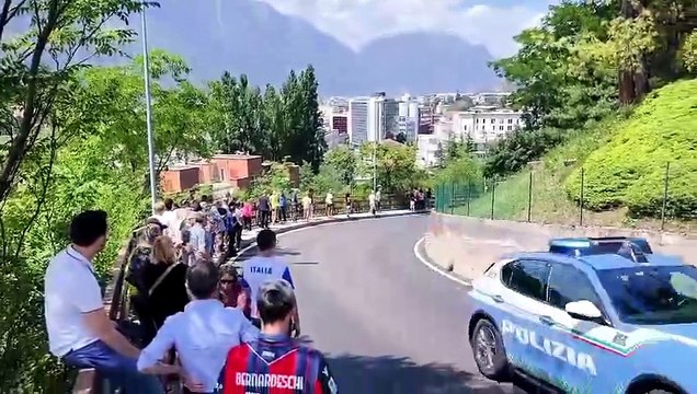 Il Giro d'Italia passa a Trento, i ciclisti salgono dai Solteri verso la collina