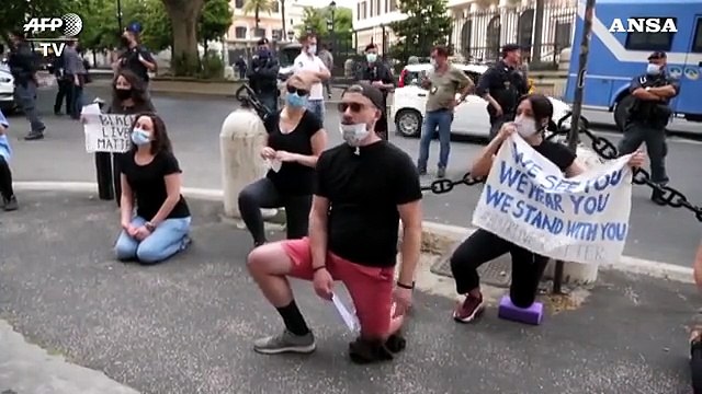 Morte Floyd, la protesta davanti all'ambasciata Usa a Roma