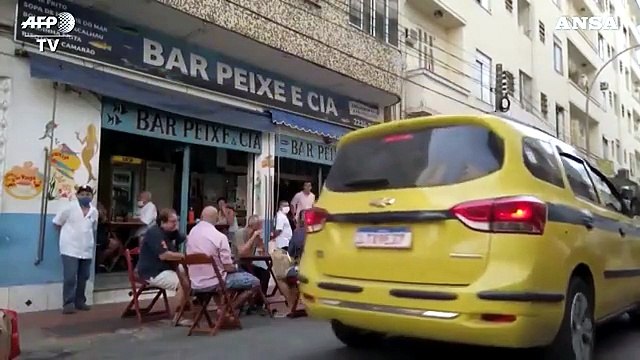 Coronavirus, a Rio de Janeiro riaprono bar e ristoranti