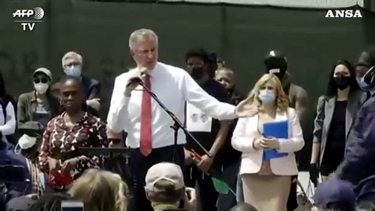 George Floyd, alla commemorazione a New York fischi per de Blasio
