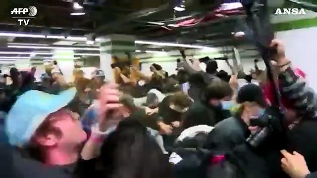 Sydney, manifestazioni per George Floyd: la polizia usa lo spray al peperoncino