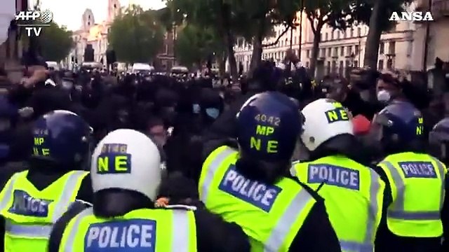 George Floyd, a Londra scontri tra polizia e manifestanti