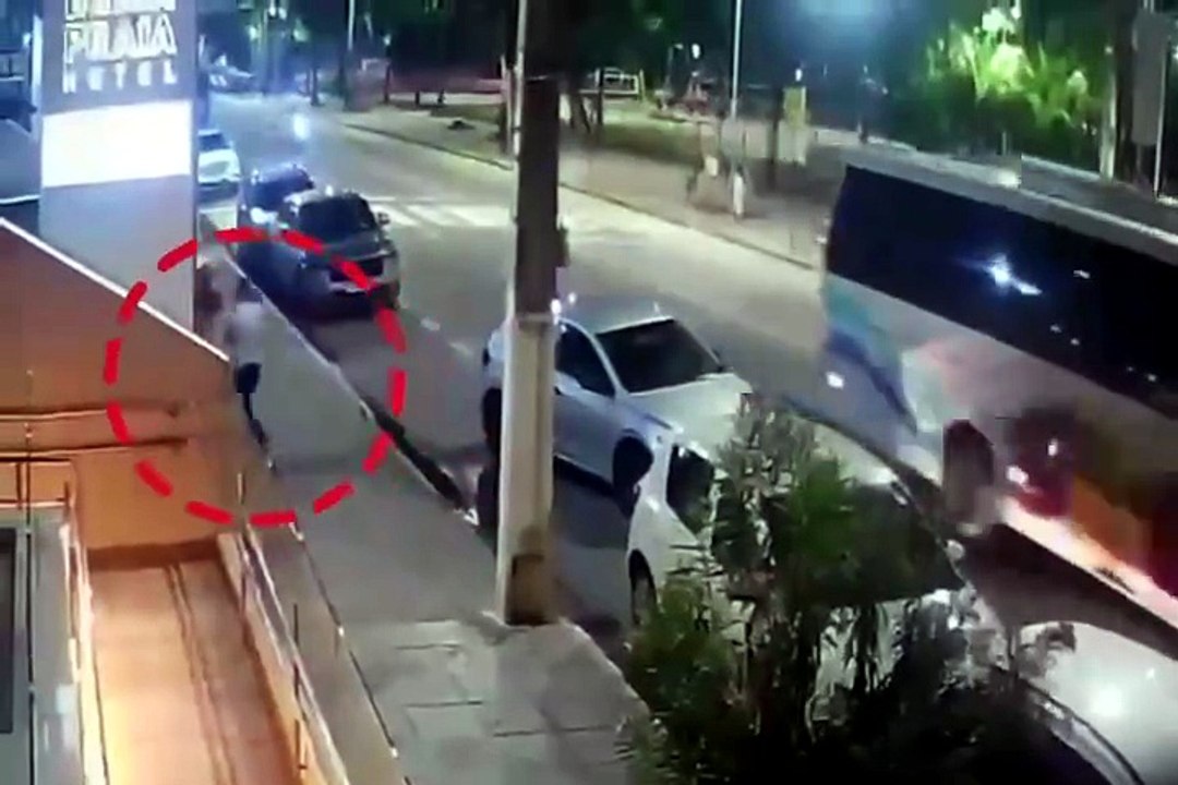 Vítima de homicídio na orla de Pajuçara é filmada ferida antes de entrar em hotel