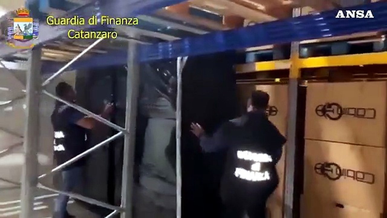 Coronavirus, Gdf sequestra 125 mila mascherine non a norma