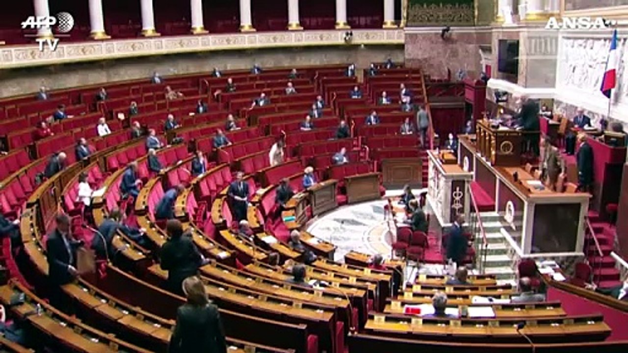 La tentazione di Macron: dimissioni e rielezione